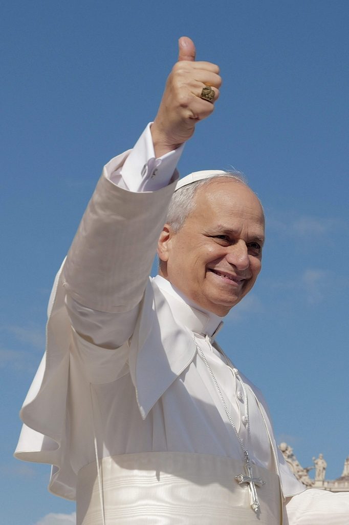 Saludo en el inicio del pontificado: Foto del Papa León XIV sonriente, haciendo un gesto de pulgar arriba.